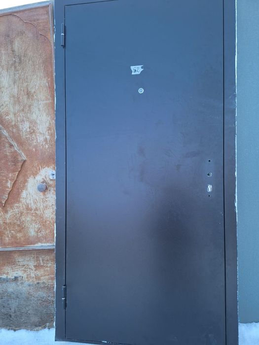 Продам входную железную дверь