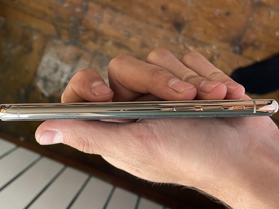 iPhone Xs 64Gb holati chotki