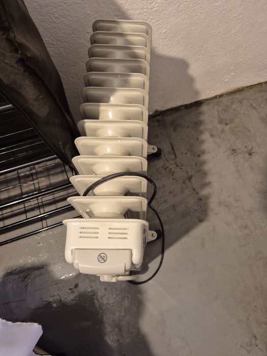 Radiator electric, cu elementi din metal.