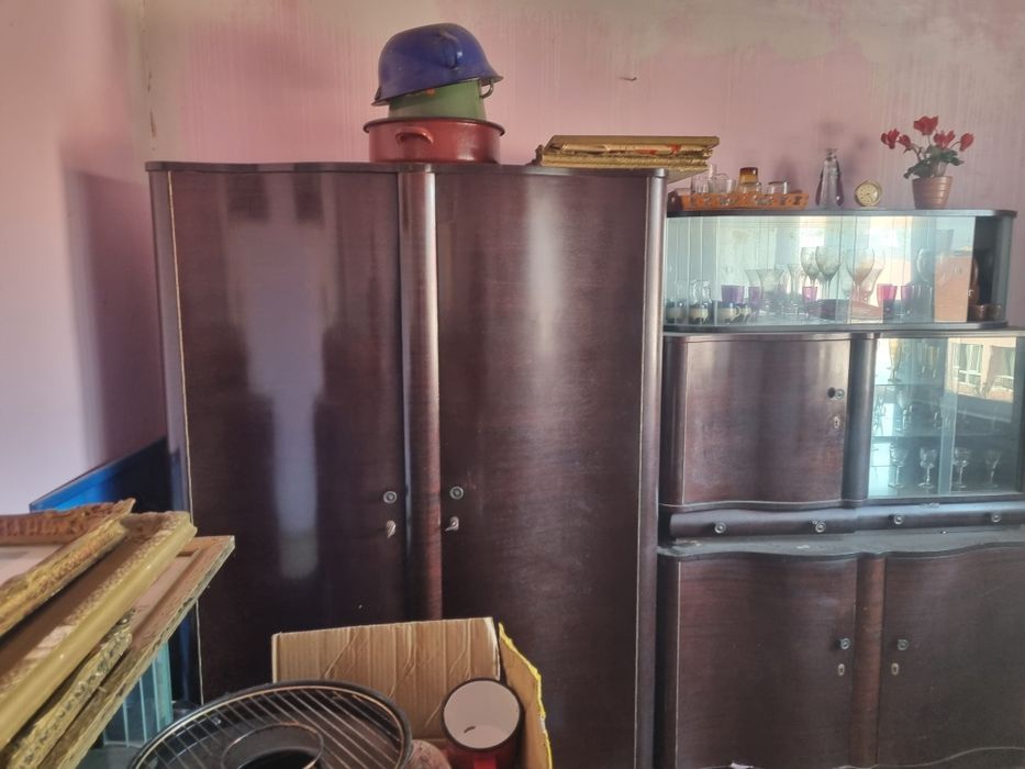 Mobilier vechi si o lampa de biliard