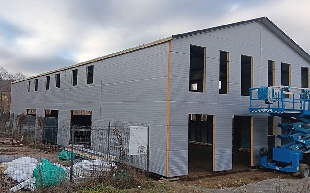 Confecționăm hale metalice spatii birouri.