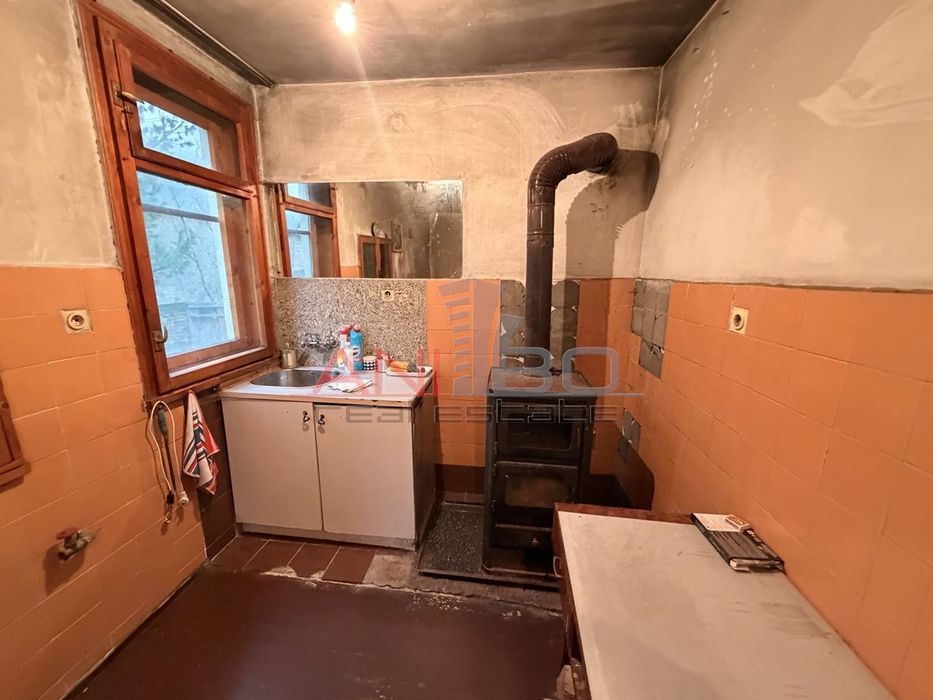 Къща в София, област-с.Говедарци площ 200 цена 180000