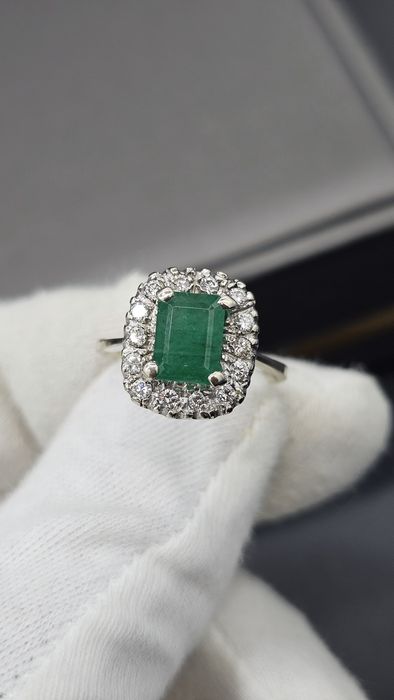 Златен пръстен 18K (750) с естествен изумруд и диаманти | 4.24 гр | Emerald Halo Ring