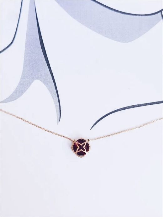 Колье золотое с камнем