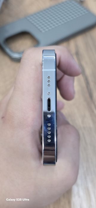 Iphone 14 pro 128 есть снизу чёрное пятно