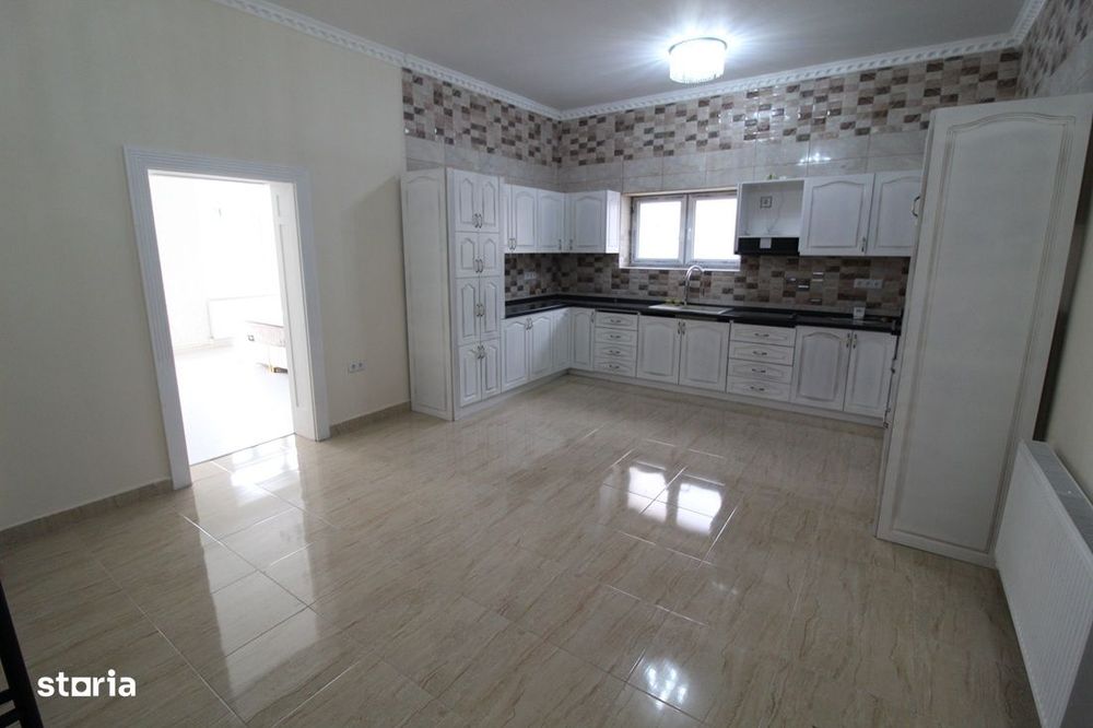 Închiriez casă în Hunedoara, zona Facultatea de Inginerie, teren 750mp