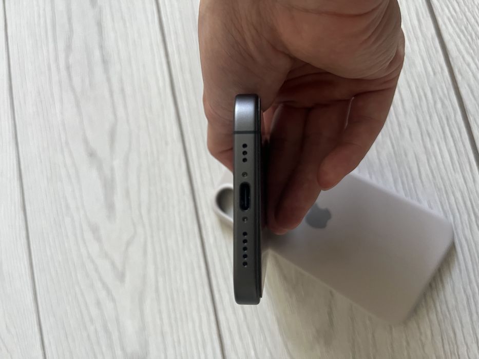 iPhone 17 почти новый