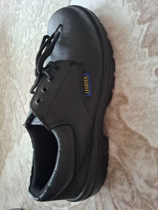 продавам работни обувки LEGASEA номер 46 с метални бомбета