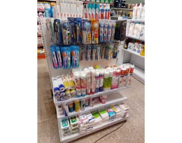 Метални стелажи за стена и остров за козметика и аптека, налични