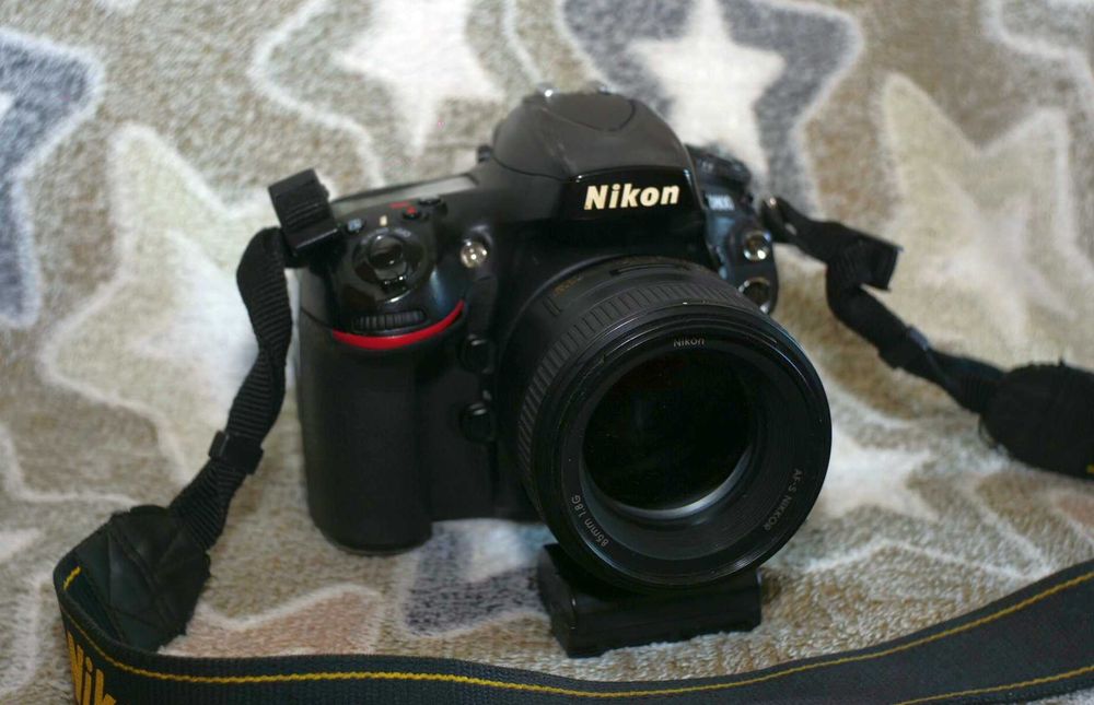 Полнокадровый фотоаппарат Nikon D800 со вспышкой, объектив Nikkor 1.8D