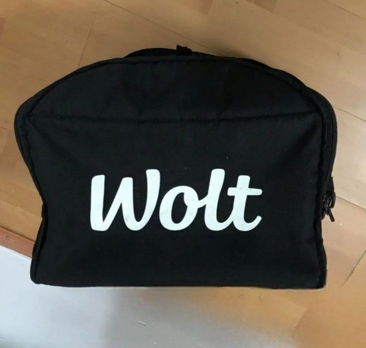 Термосумка wolt черная.