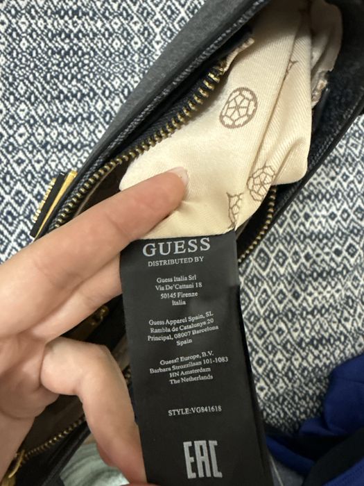Сумка от бренда Guess с кошельком