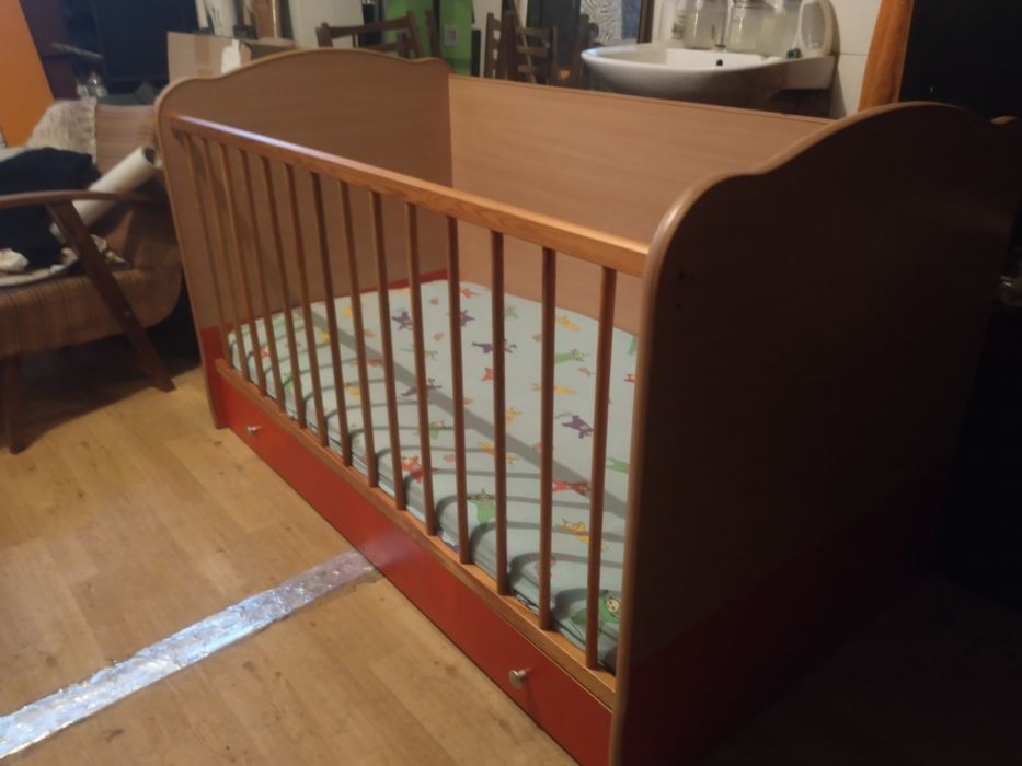 Детско Легло 145  см на 75 см 
Височина 85 см