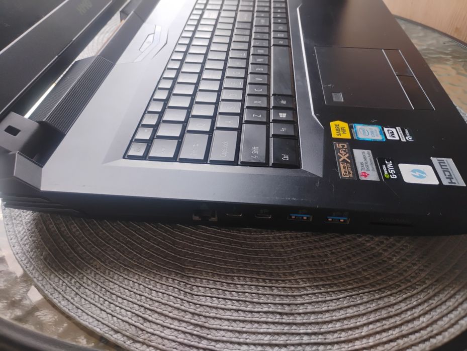 Vand laptop XMG U717