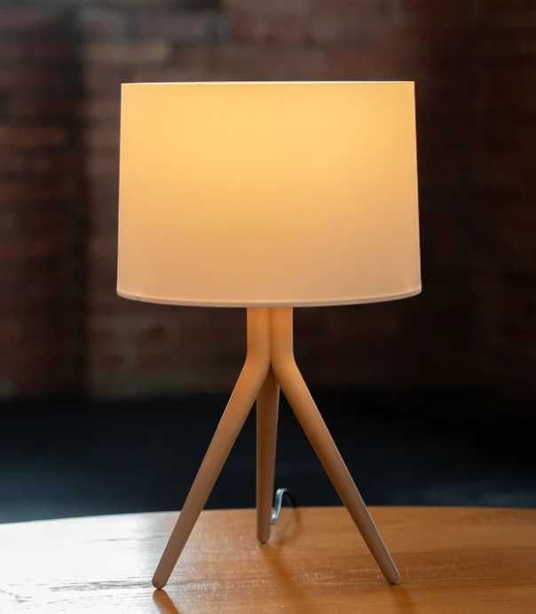 Tria – 3D принтирана настолна лампа
