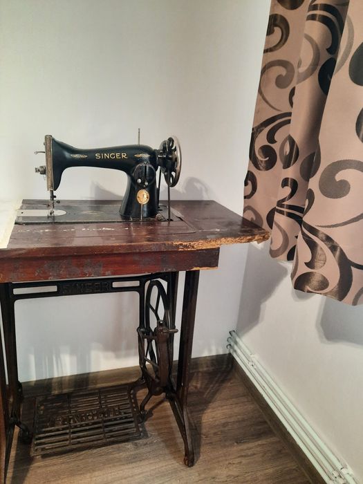Vând mașina de cusut Singer veche în stare bună de funcționare