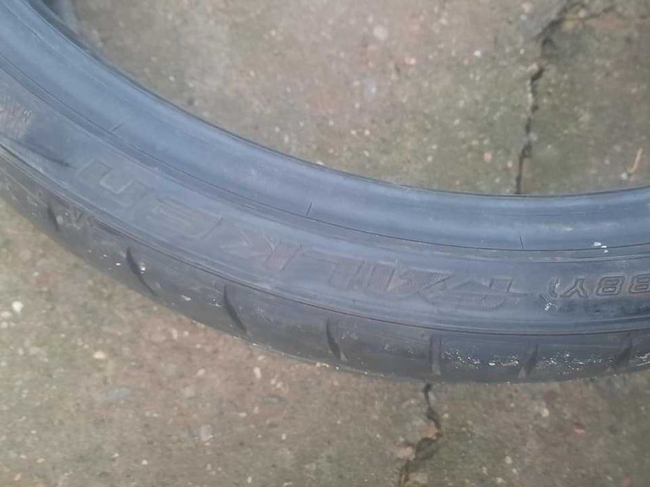 2 Броя Гуми 235/30/20 Falken