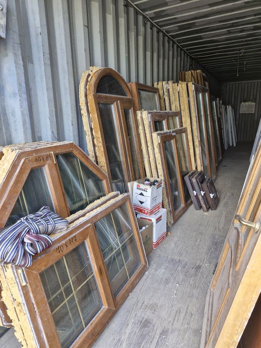 Продаю окна ,двери, витржы.