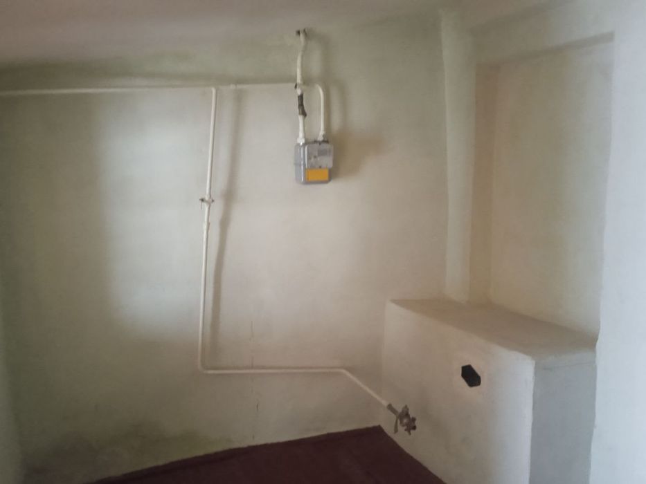 Продается срочно квартира-барак город Янгиюль . Свет газ вода подключе