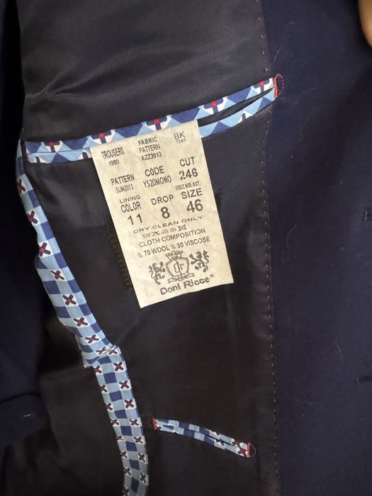 Темно синий костюм