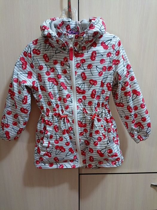 Продам куртку на девочку