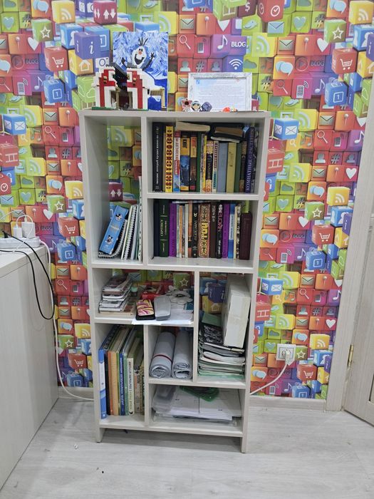 Кровать, стол и полка для книг