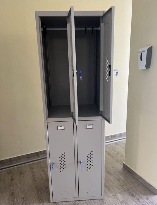 Стеллаж,  шкаф, верстак.