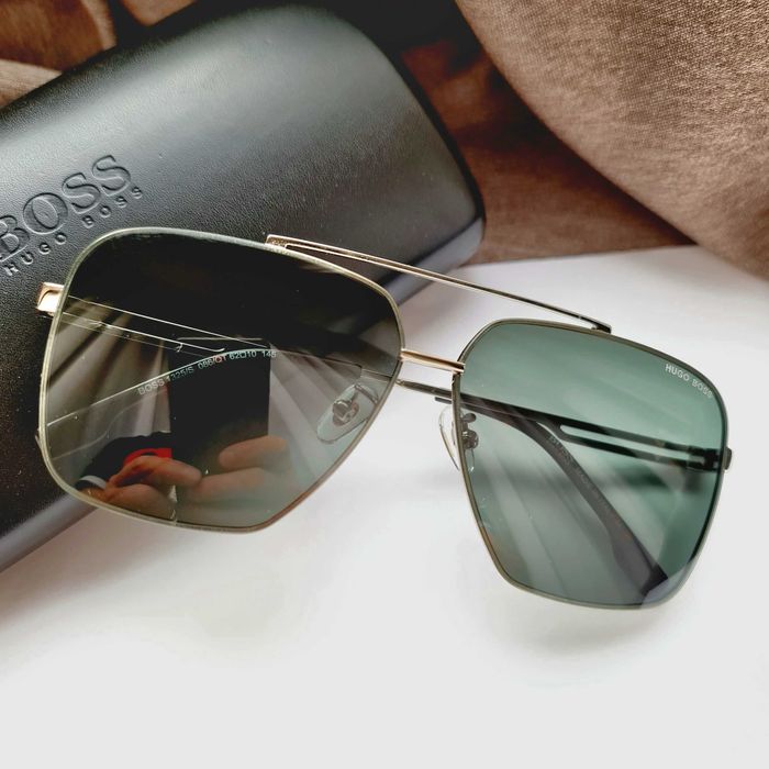 Солнцезащитные очки Hugo Boss.