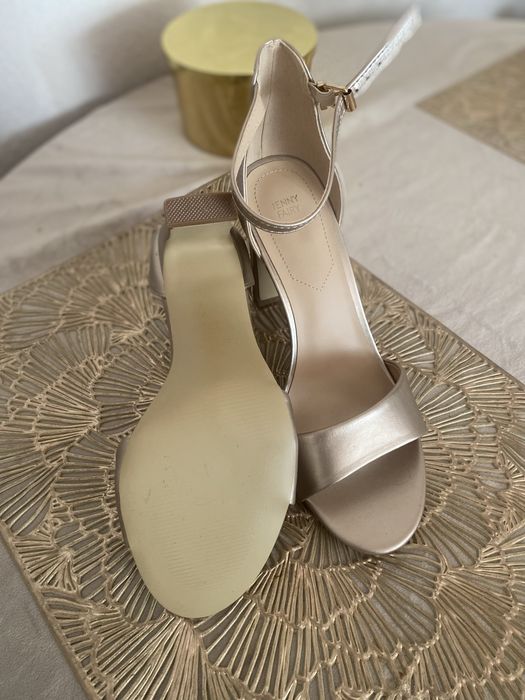 Чисто нови сандали на ток