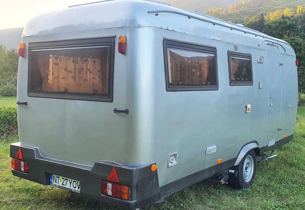 Pedersen,Danemarca, o rulota unica ,din fibra de sticla, tip AIRSTREAM