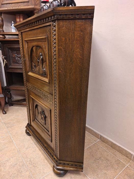 Винтидж ъглов шкаф с богата дърворезба