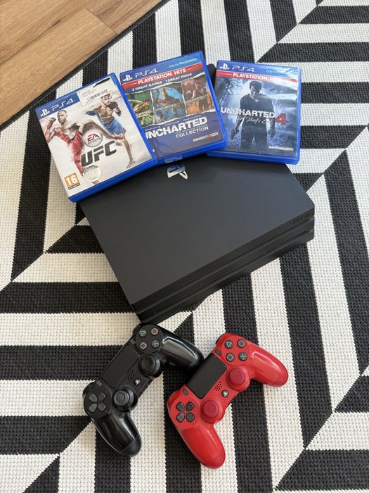 PlayStation 4 Pro (1tb) КАТО НОВ идва с 2 джоестика +5  игри подарък + всички нужни кабели (всичко в перфкетно състяоние)