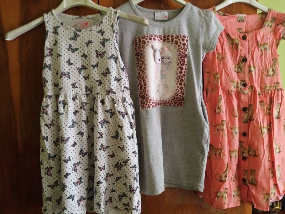 Продавам детски роклички, носени, много добре запазени, 5-7 години