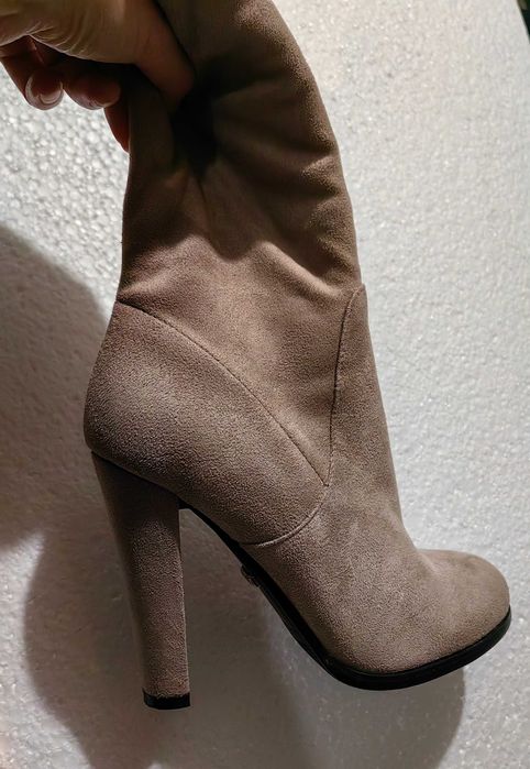 Ботфорты бежевые на каблуке