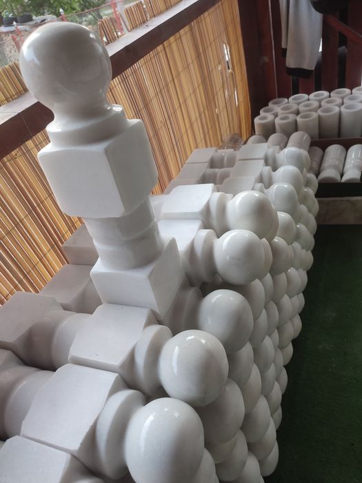 Stilpisorii cu bilă ,vaze din marmură de Rușchița pentru monumente fu