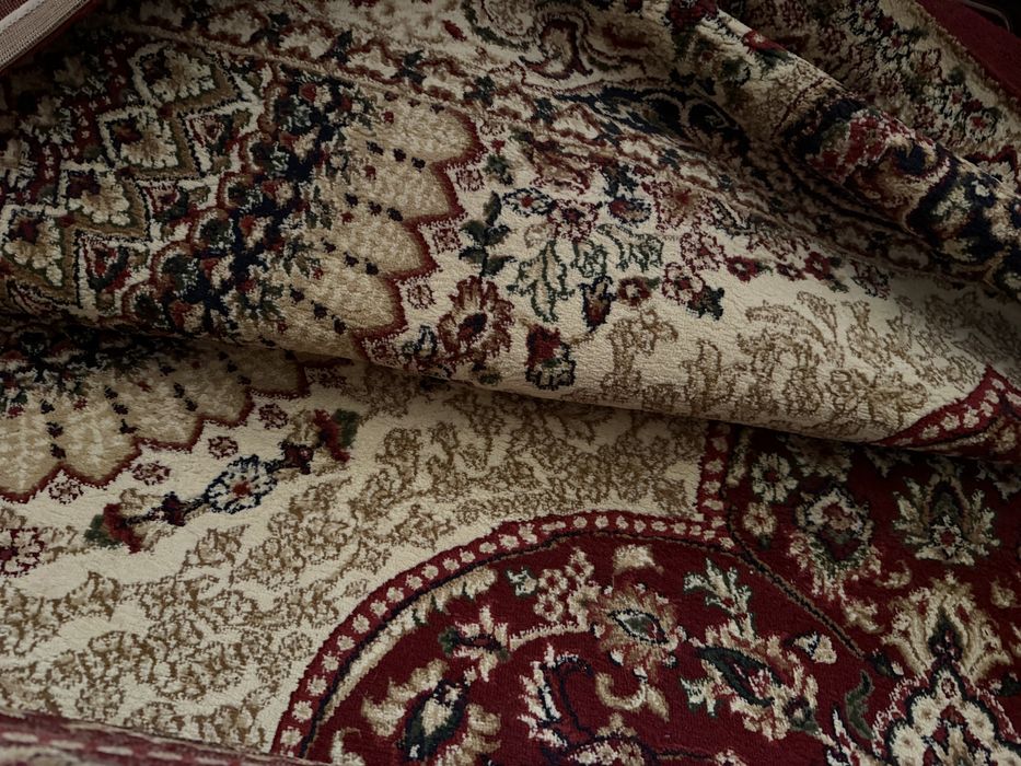 Гилам сотилади яхши холатда хар бир донаси 100 доллирдан калин гилам