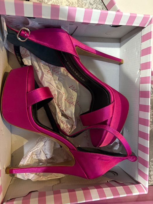 Босоножки малиновые новые