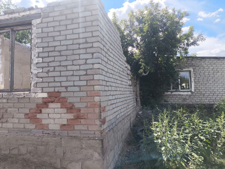 Продам участок в пригороде с недостроенным домом
