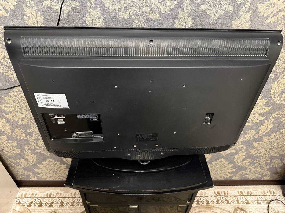 Продается телевизор Samsung (32") + тумба + DVD-плеер