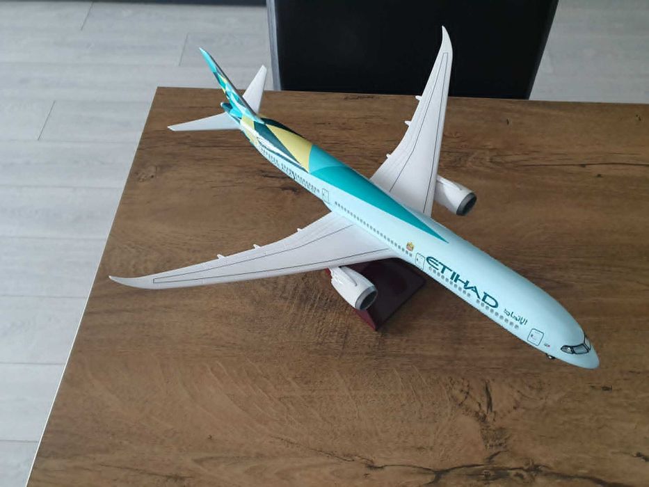 Macheta uriasa de avion Etihad Boeing 787-10 Dreamliner cu roti | Perfect pt cadou