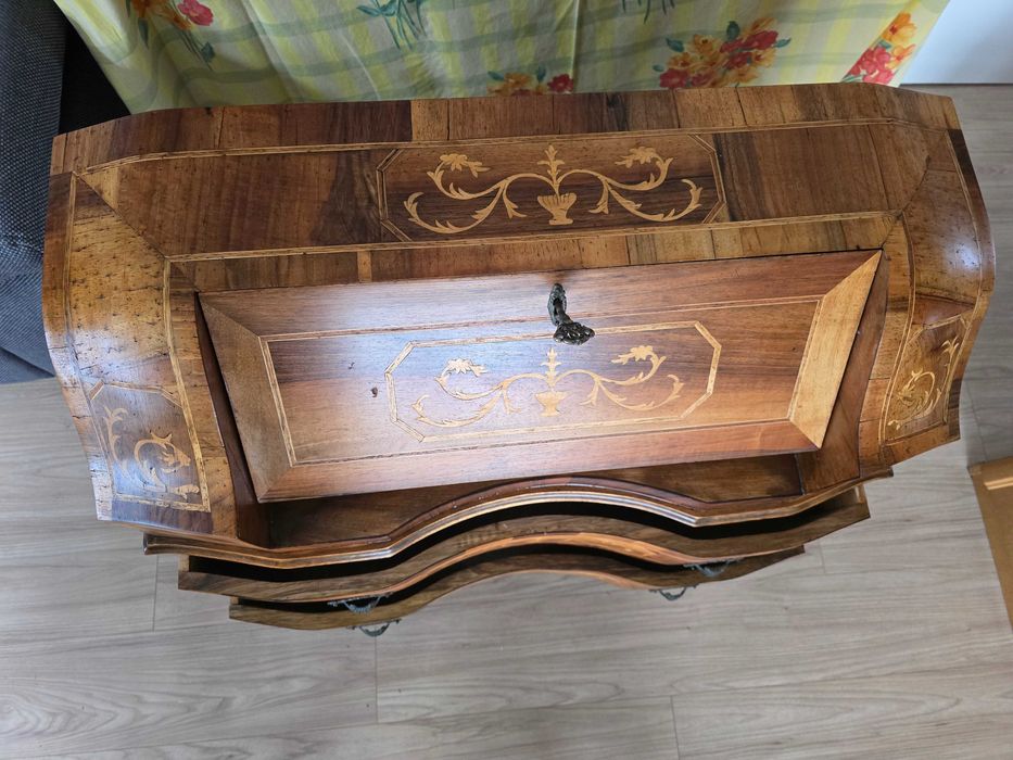 Бюро секретар с интарзии.