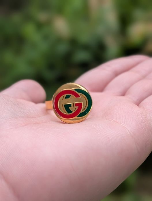 Vechi inel Gucci GG placat cu aur, cu email rosu si verde