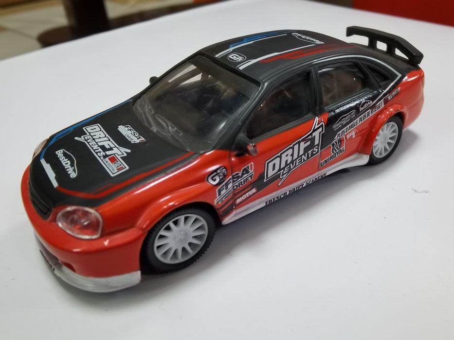 Модель автомобиля Chevrolet Lacetti масштаб 1:64