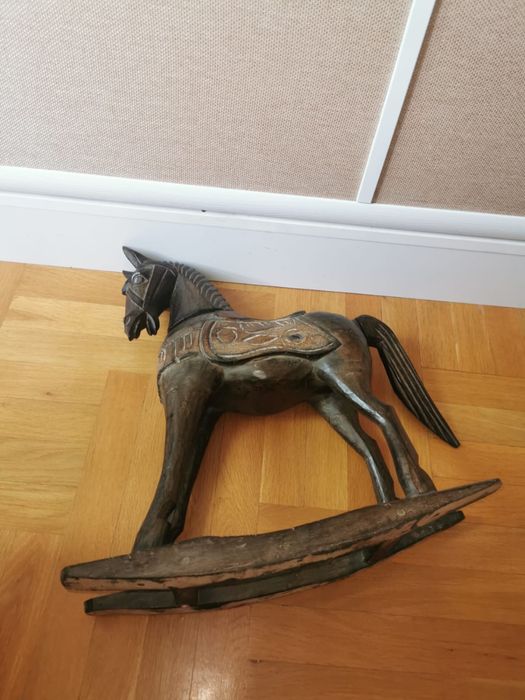 Антикварно Дървено люлеещо се конче в кафяв цвят играчка фигура декор