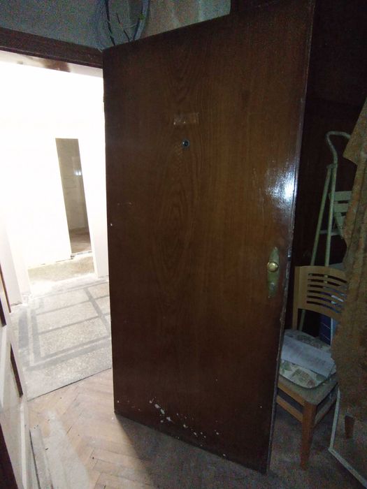 Дървена входна врата с патрон