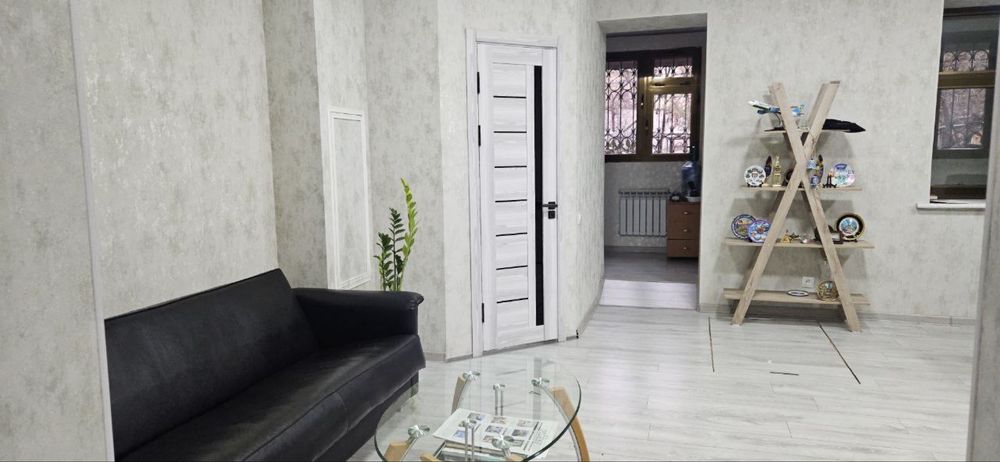 Сдается офис в центре В Айбеке! 91 квадратных ! Новый ремонт !!