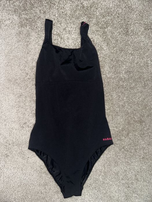 Продавам бански носени точно един път понеже не ми стават.