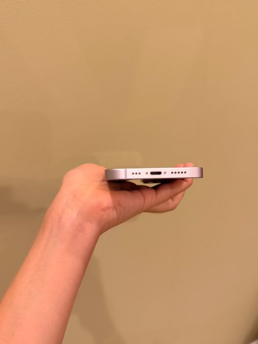 iPhone 14 256 ГБ в цвете Purple.