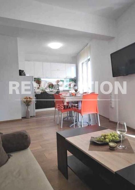 Дава се под наем Тристаен апартамент в Варна, Център - 112 кв.м за 698.19 € - Снимка #1