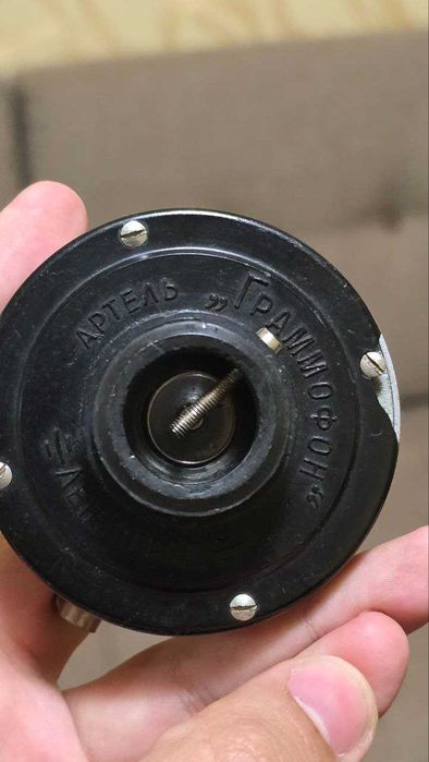 Продам патефон состояние среднее,работает.